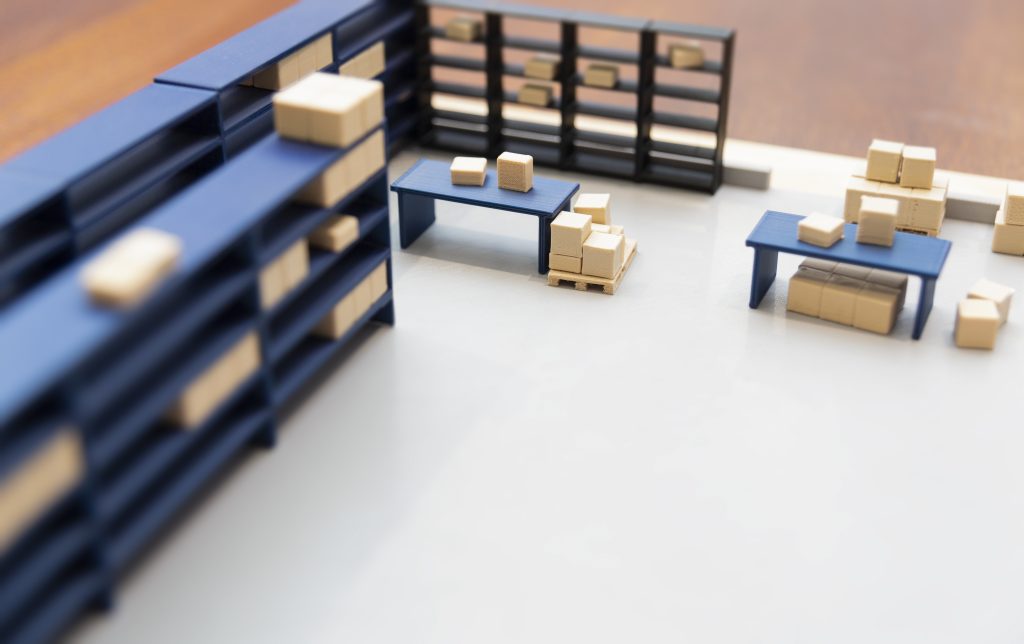 Model wydruk 3d makiety magazynu logistycznego z wyposażeniem regały paletowe mecalux, palety oraz pudełka kartonowe.